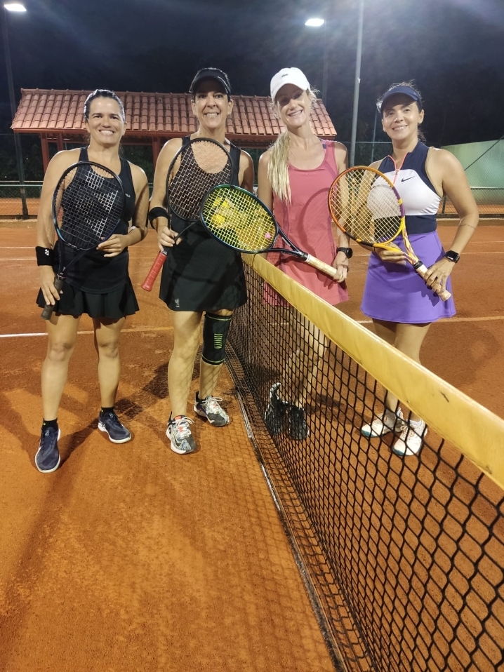 As campeãs: Flávia Borges e Cássia Antunes e as dupla vice, Kethlyn Yasumitsu e Carol Dutra